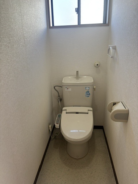 仙台市地下鉄南北線 泉中央駅 バス乗車時間：29分 最寄りバス停で下車 徒歩8分 2階建 築32年のトイレ写真