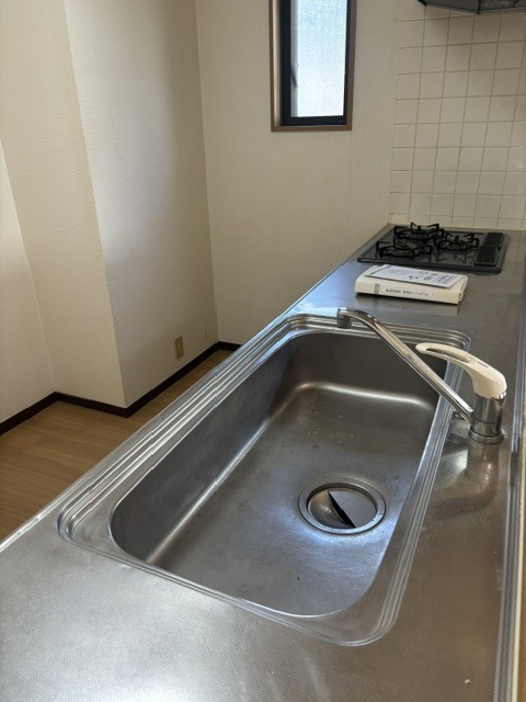仙台市地下鉄南北線 泉中央駅 バス乗車時間：29分 最寄りバス停で下車 徒歩8分 2階建 築32年のキッチン写真