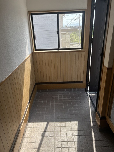 仙台市地下鉄南北線 泉中央駅 バス乗車時間：29分 最寄りバス停で下車 徒歩8分 2階建 築32年の玄関写真