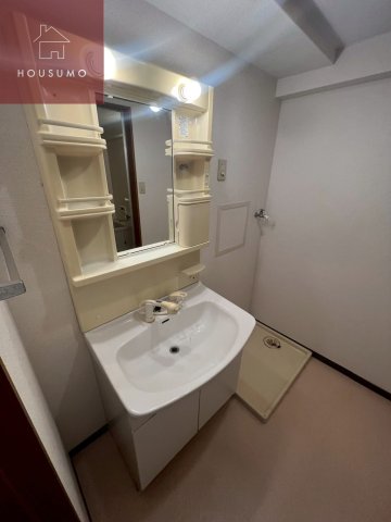洗面設備　明るい洗面所です