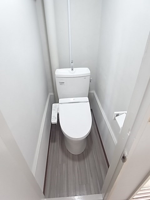 トイレ　落ち着いた色調のトイレです
