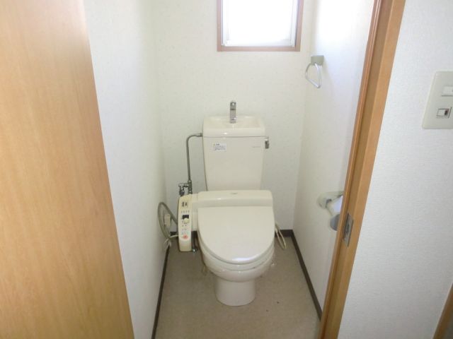 トイレ　トイレに小窓ありますよ！