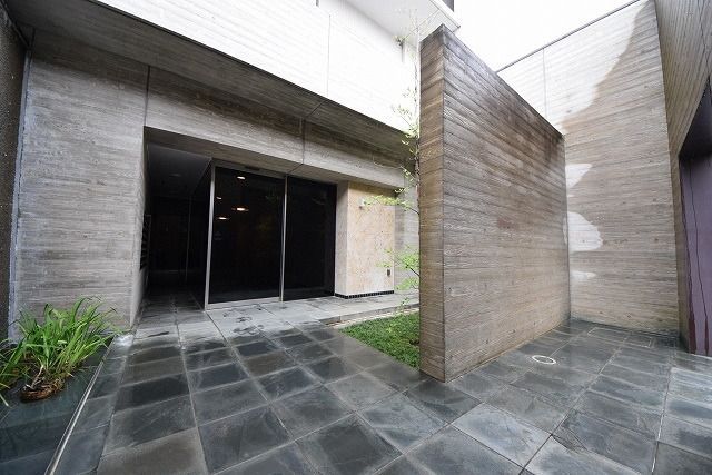 エントランス　★建物入口です♪植栽もあり、雰囲気がいいですね★