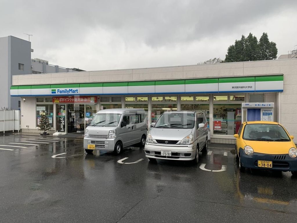 コンビニ　ファミリーマート 東京医科歯科大学店（コンビニ）まで940m