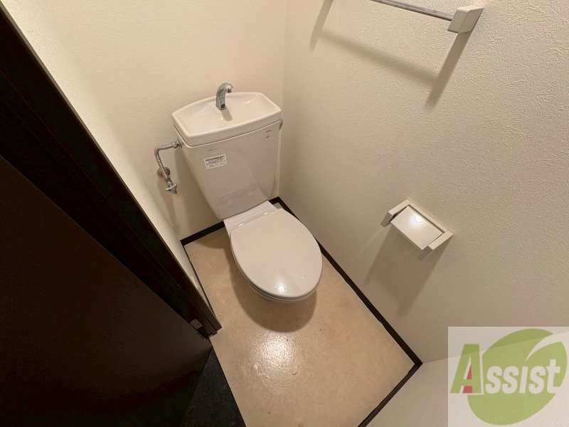 トイレ　トイレです。タオル掛けもついて便利ですね