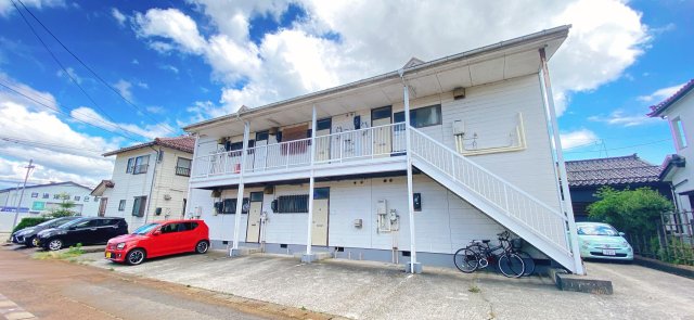 建物外観　市道に面してますが閑静な立地です