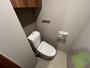トイレ　トイレは収納スペースがあり備品を入れておくことができます。