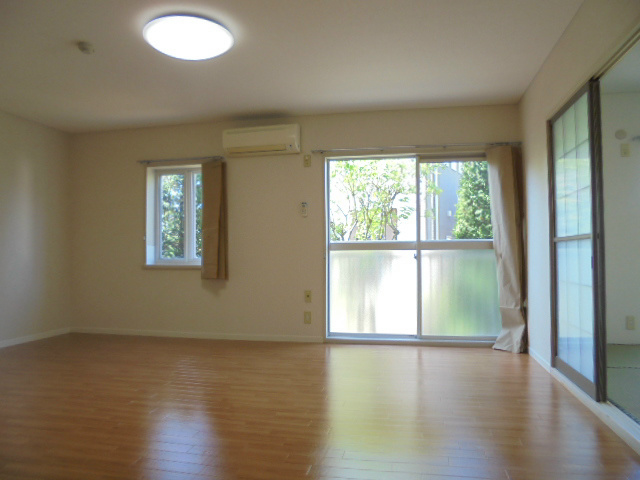 居室・リビング　102号室のお部屋です