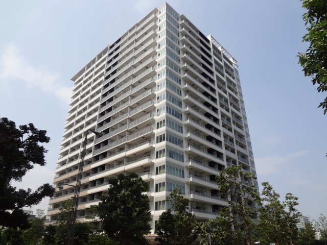 建物外観　リバーサイドで緑に囲まれている物件になります。