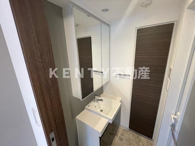 洗面設備　独立洗面台あり、毎朝おしゃれに忙しい女性の方におすすめです