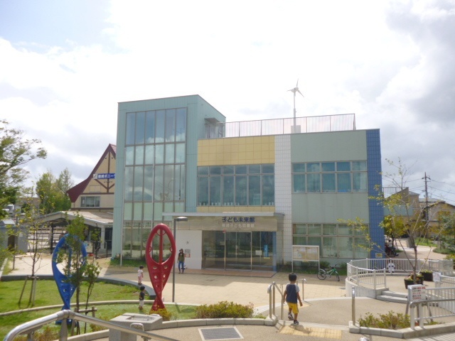 図書館　江戸川区立篠崎子ども図書館（図書館）まで678m