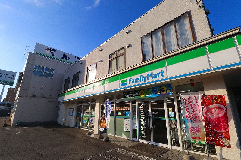 コンビニ　ファミリーマート札幌美園3条店（コンビニ）まで305m