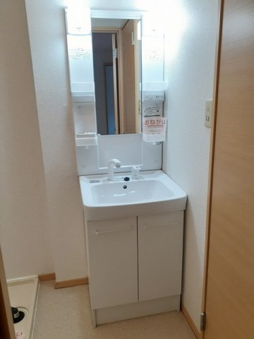 洗面設備　ゆったりとスペースのある洗面所