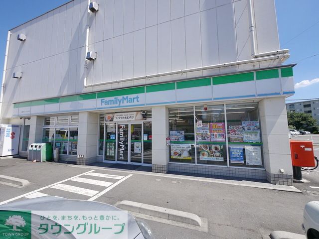 コンビニ　ファミリーマート入間グリーンヒル店（コンビニ）まで640m