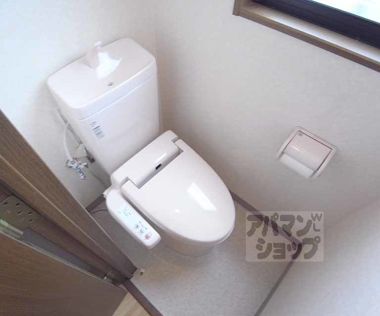 トイレ　トイレにも窓があり明るいです。