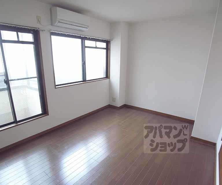 居室・リビング　窓の多い明るいお部屋です。