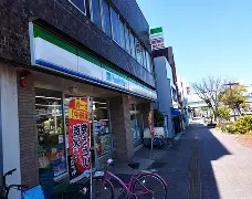 コンビニ　ファミリーマート 港築地口店（コンビニ）まで197m