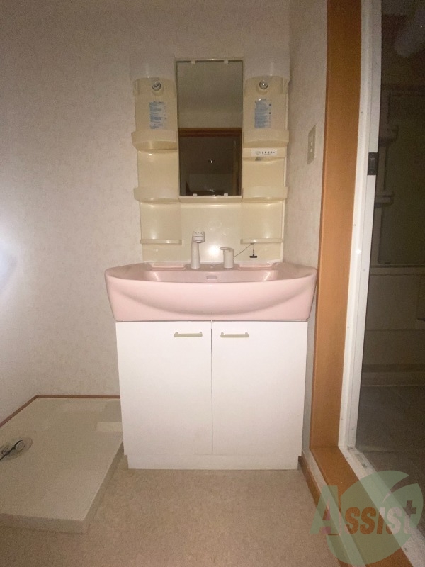 洗面設備　独立洗面台は収納スペースが付いていて便利
