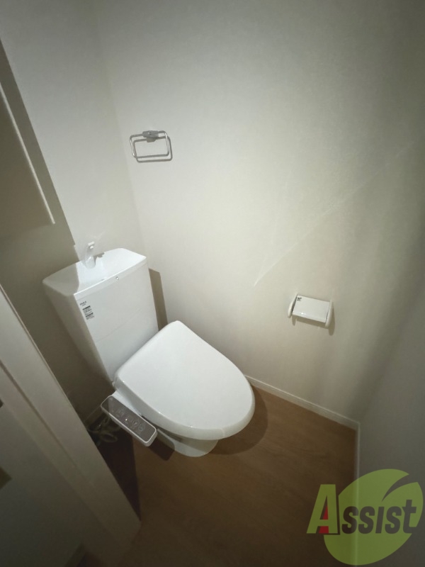 トイレ　トイレはウォシュレット機能付きです。安心して使用できますね。
