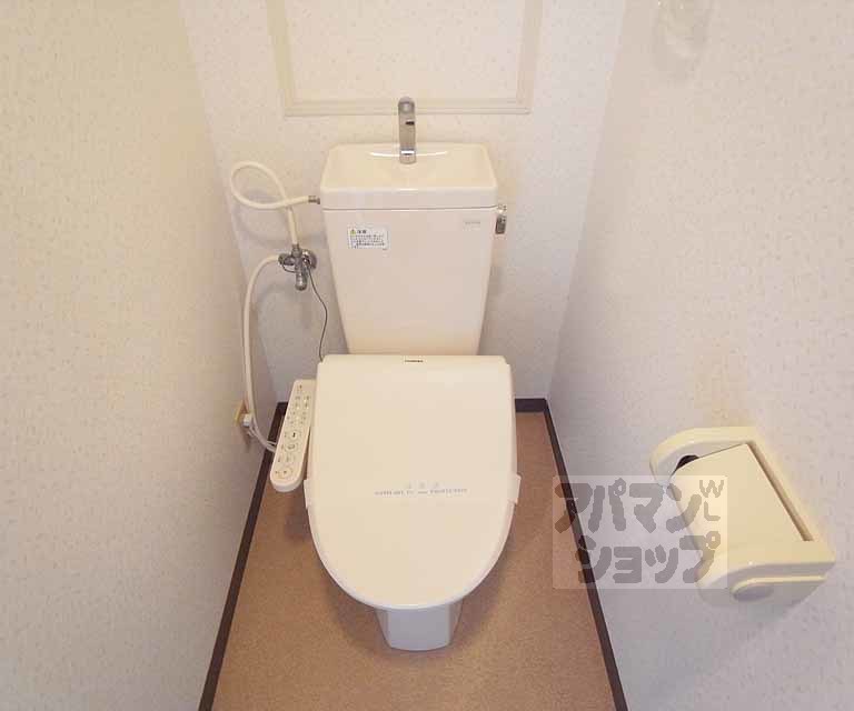 トイレ　ウォシュレット付き。