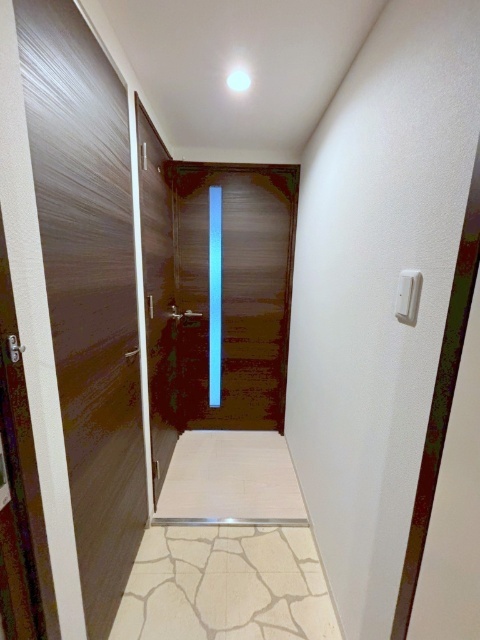 玄関　※写真は４階同号室です。