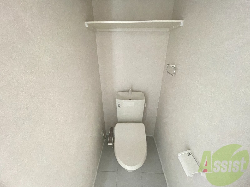 トイレ　トイレは温水洗浄便座です。シンプルな雰囲気になっています。