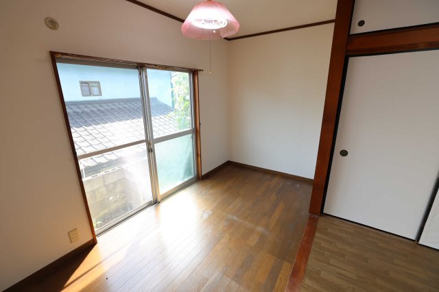岡本如意貸家の居間写真