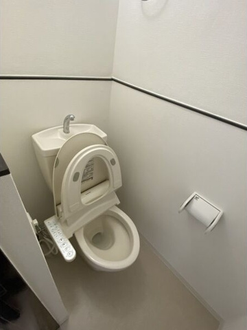 トイレ　※写真は同じマンションの違う部屋のものになります。