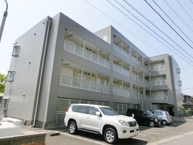 建物外観　エントランス側外観