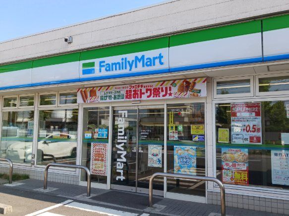 コンビニ　ファミリーマート（コンビニ）まで500m
