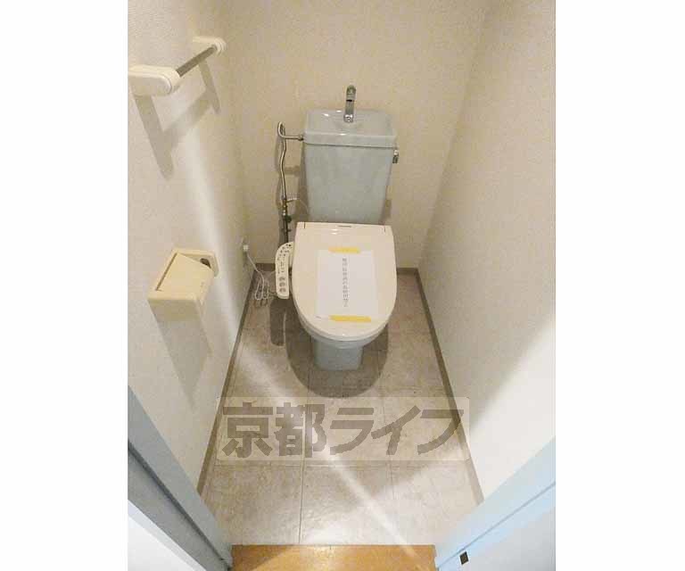 トイレ　ウォシュレット完備。