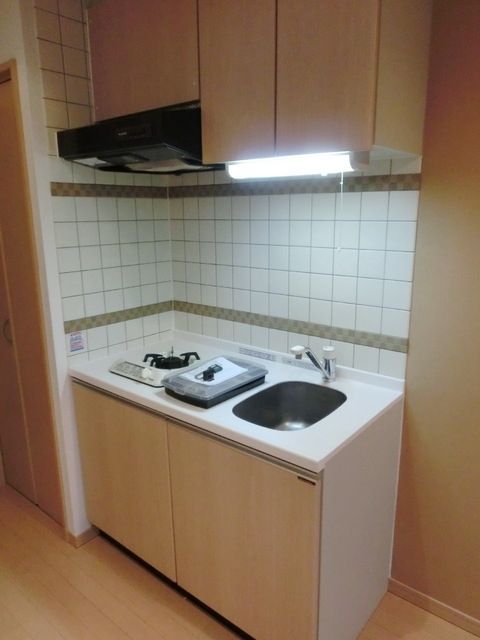 キッチン　★天つり収納もたっぷりなシステムキッチンです★