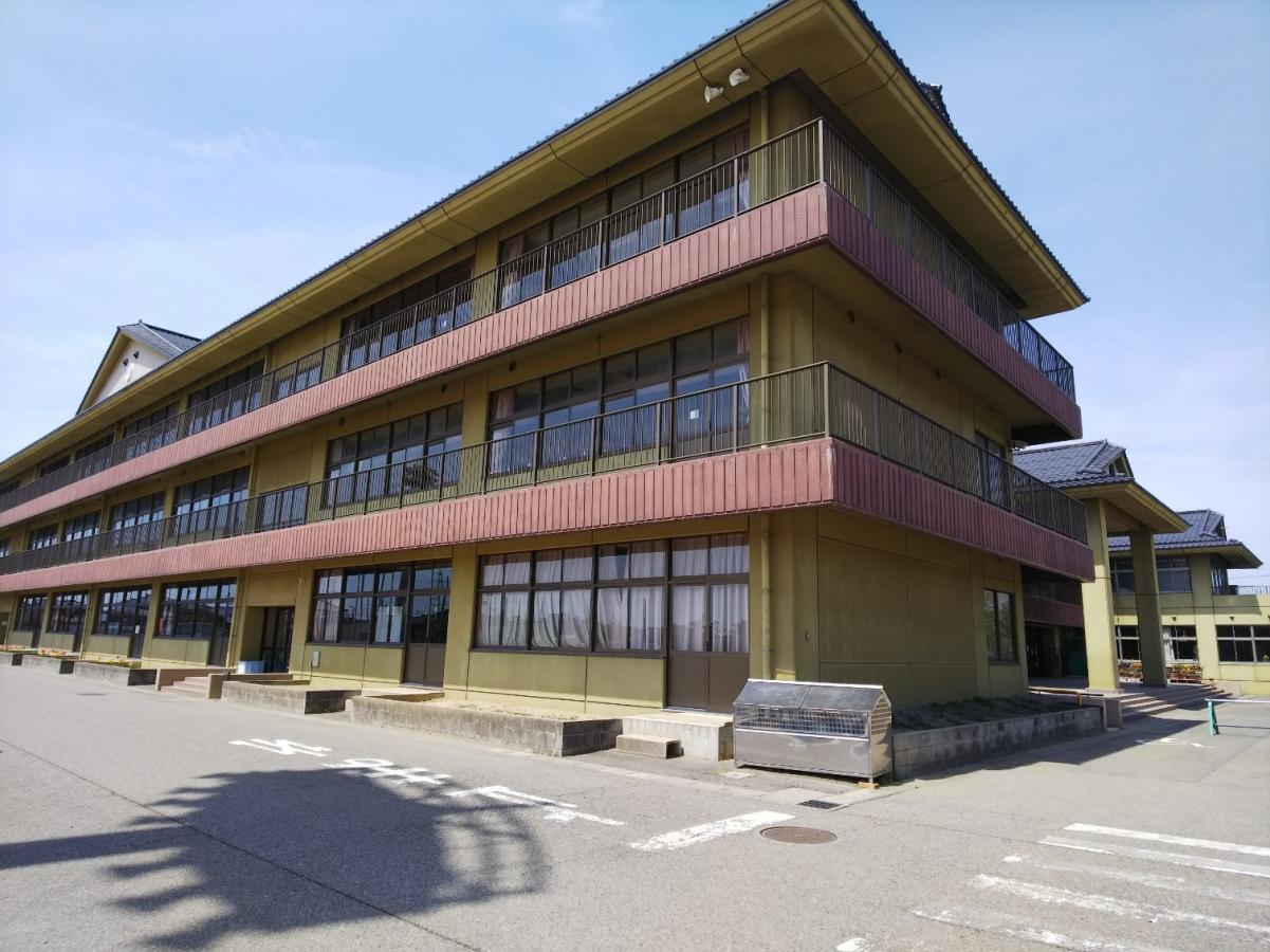 小学校　燕市立燕西小学校（小学校）まで562m