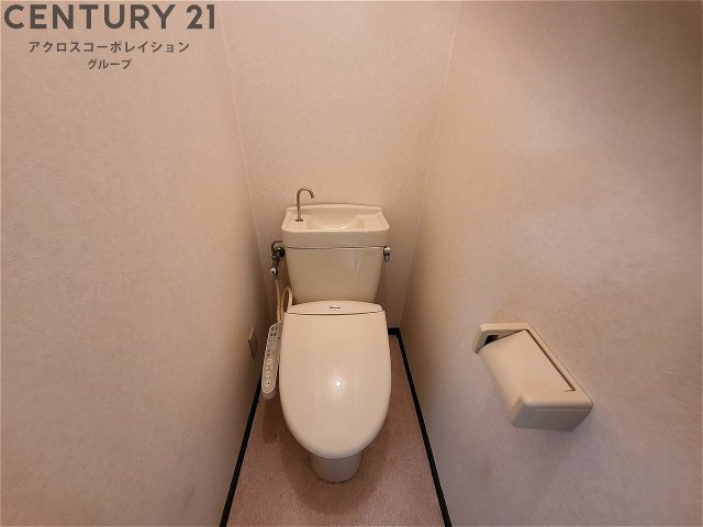 トイレ　温水洗浄便座完備・お風呂トイレ別です