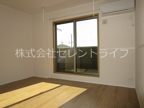 居室・リビング　洋室8.9帖（エアコン・室内物干し付き）