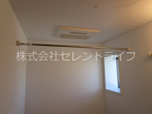 バス・シャワールーム　浴室換気乾燥機能＆小窓付き