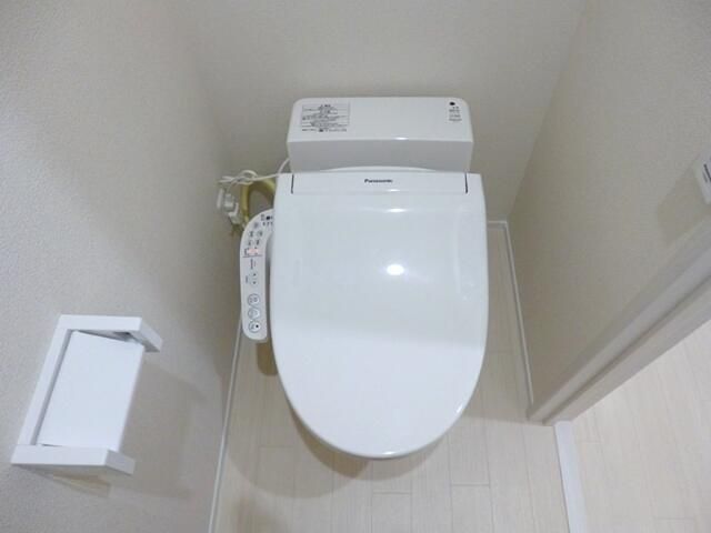 東急田園都市線 宮前平駅 徒歩13分 3階建 築11年のトイレ写真