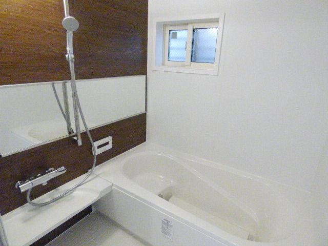 バス・シャワールーム　窓付きのお風呂です。浴室乾燥機も付いてます。