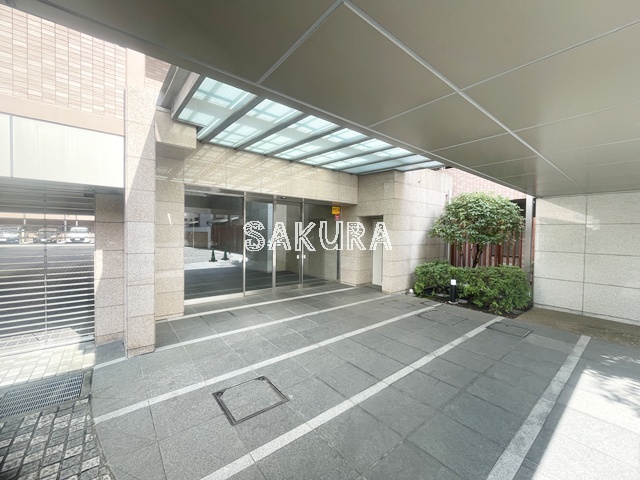 エントランス　重厚感のある建物デザイン♪