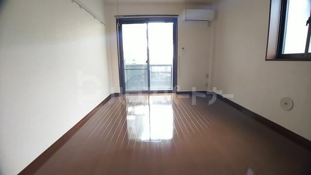 アーバン大成の居間写真