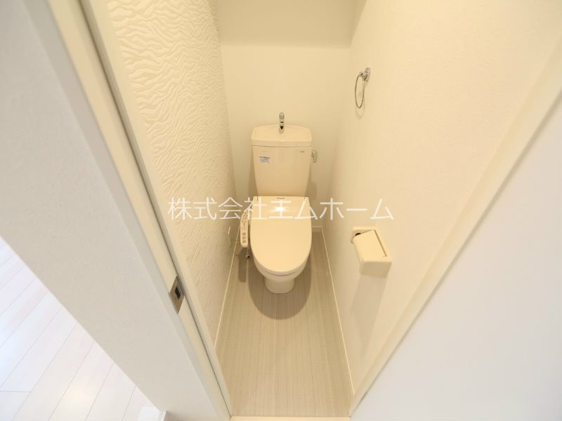 トイレ　温水洗浄暖房便座付トイレ　同型写真
