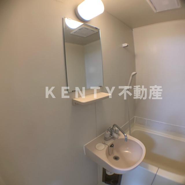 洗面設備　明るい洗面所です