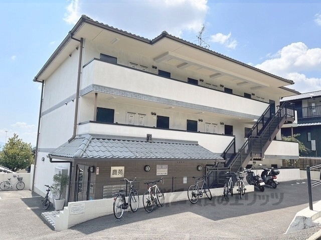 地下鉄烏丸線 北大路駅 バス乗車時間：14分 最寄りバス停で下車 徒歩1分 3階建 築24年の外観写真