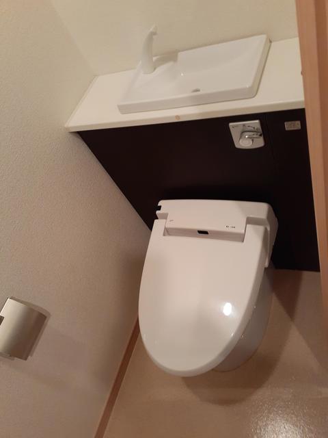 トイレ　嬉しい温水洗浄便座付きです♪