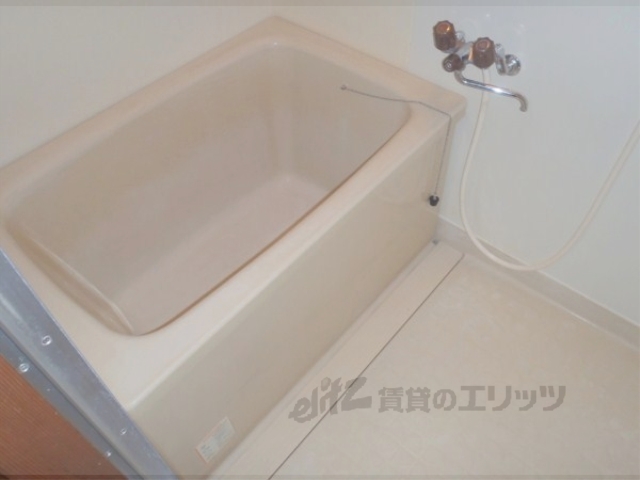バス・シャワールーム　ゆったり入れるお風呂です。