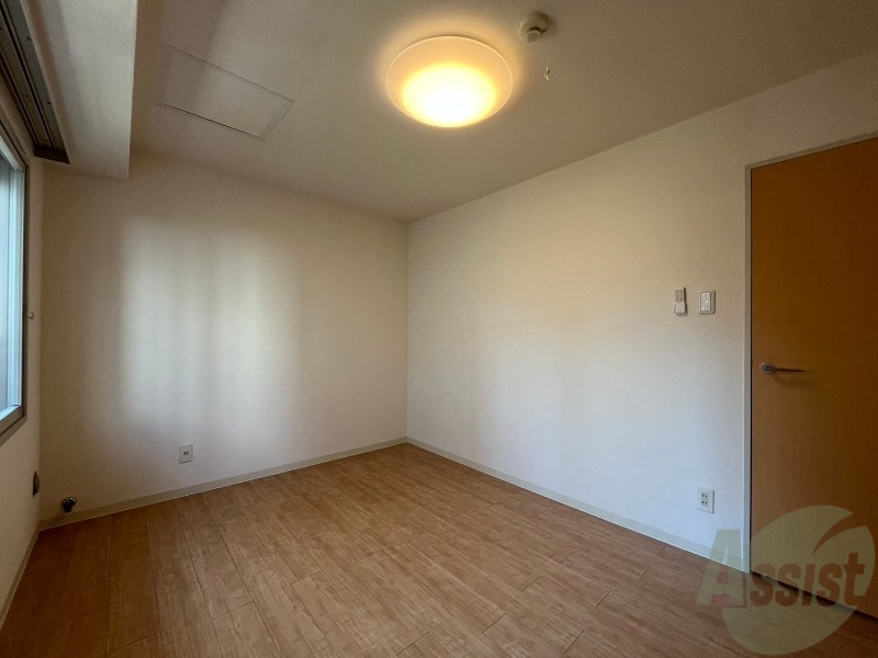 その他部屋・スペース　寝室はこちらです。光が差し込む、温かみのあるお部屋です。