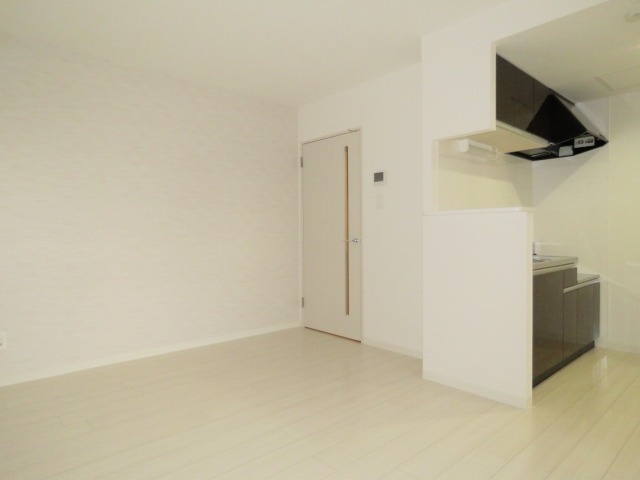居室・リビング　☆白を基調としたキレイな内装のお部屋です。