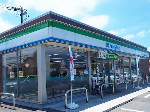 コンビニ　ファミリーマート富山鍋田店（コンビニ）まで300m