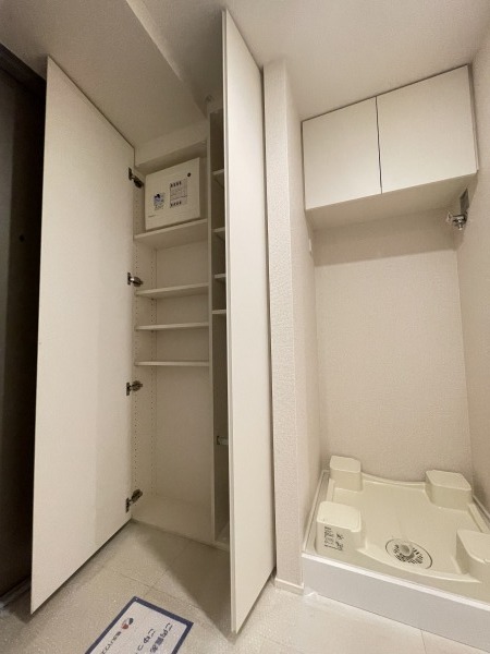 玄関　※写真は類似間取り別部屋。色味等異なる場合があります。