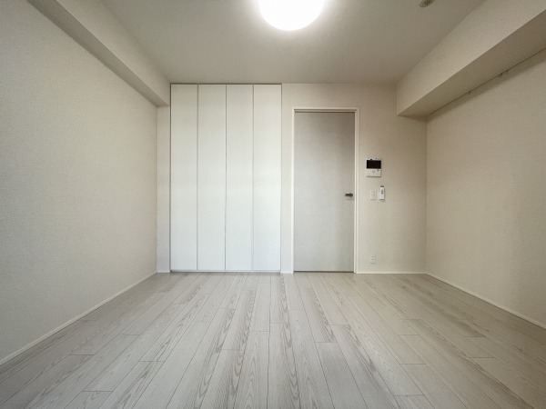 居室・リビング　※写真は類似間取り別部屋。色味等異なる場合があります。